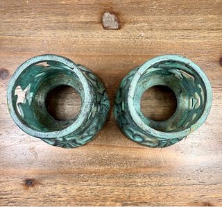 Pareja portavelas metal pátina envejecida clásica