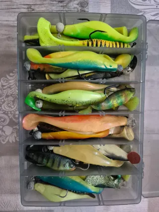 Caja de señuelos de pesca Pikies