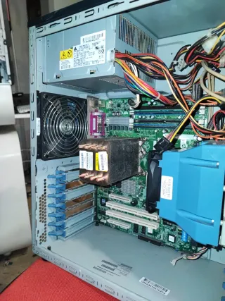 Server HP Proliant ML310 G4.