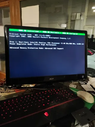 Server HP Proliant ML310 G4.