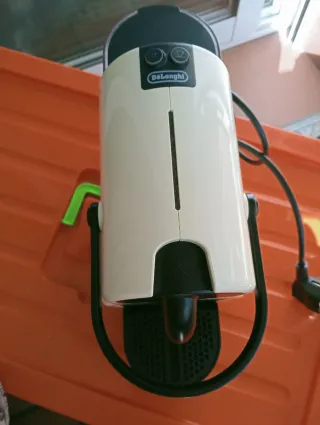 Cafetera Nespresso DeLonghi Beige