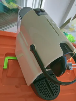 Cafetera Nespresso DeLonghi Beige