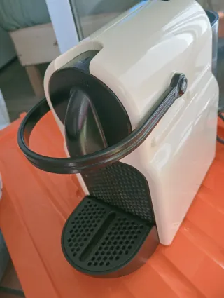 Cafetera Nespresso DeLonghi Beige