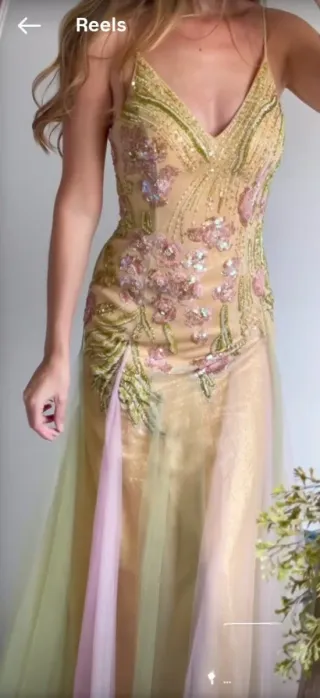 Vestido dorado y rosa para invitada