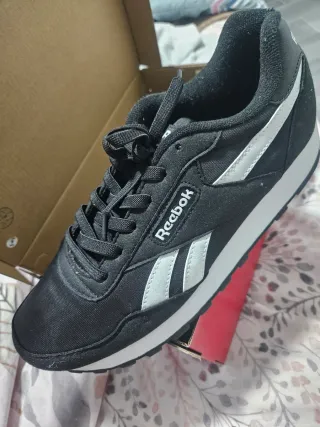 Zapatillas Reebok Negras y Blancas