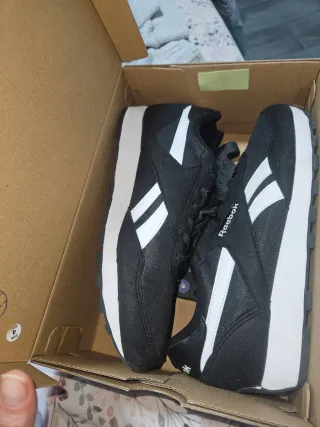 Zapatillas Reebok Negras y Blancas