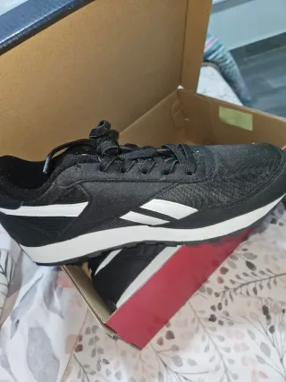 Zapatillas Reebok Negras y Blancas