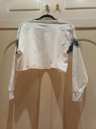 Camiseta crop top de manga larga con estampado.