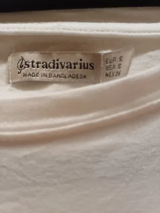 Camiseta crop top de manga larga con estampado.