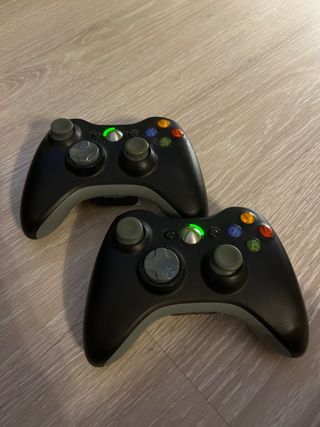 Xbox 360 + 2 mandos + 23 juegos + cargador