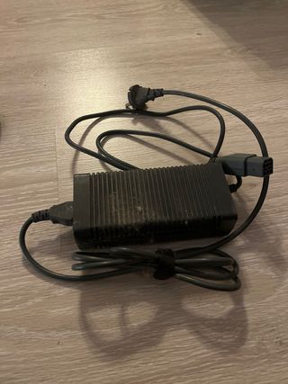 Xbox 360 + 2 mandos + 23 juegos + cargador