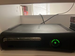 Xbox 360 + 2 mandos + 23 juegos + cargador