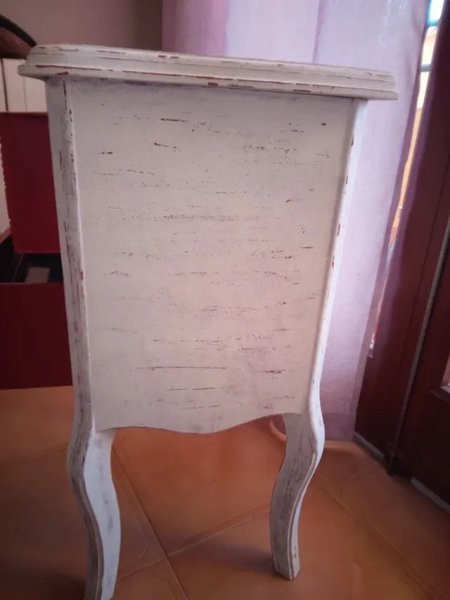 Mesita de noche o auxiliar madera roja y blanca