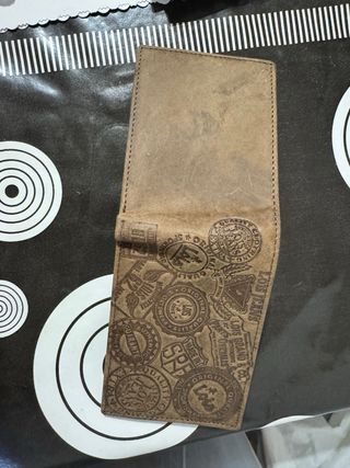 Cartera Lois Hombre Marrón Estampada. Nueva