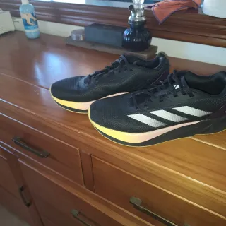 Zapatillas deportivas Adidas negras y amarillas