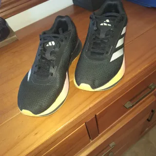 Zapatillas deportivas Adidas negras y amarillas