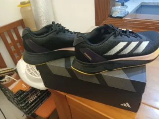 Zapatillas deportivas Adidas negras y amarillas