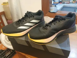 Zapatillas deportivas Adidas negras y amarillas