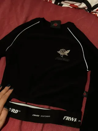 Maglia nera con ricamo rosa FRWRD