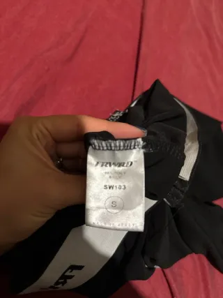 Maglia nera con ricamo rosa FRWRD