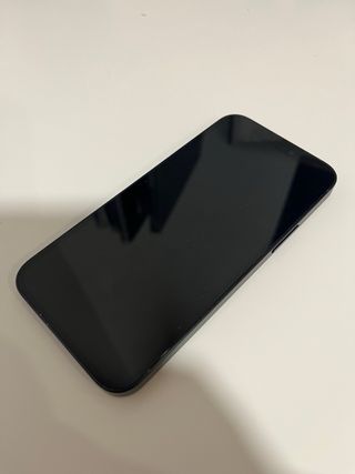 iPhone 12 mini 64GB Negro, con funda MagSafe.