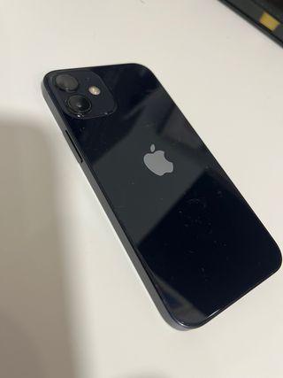 iPhone 12 mini 64GB Negro, con funda MagSafe.