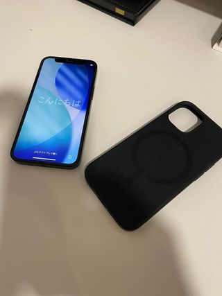 iPhone 12 mini 64GB Negro, con funda MagSafe.