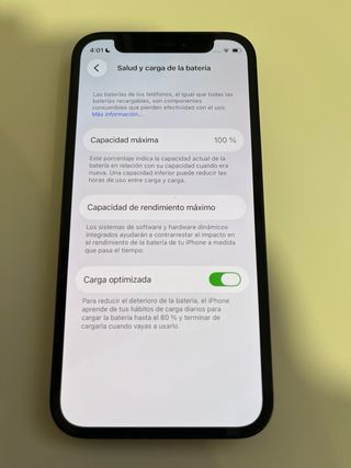 iPhone 12 mini 64GB Negro, con funda MagSafe.