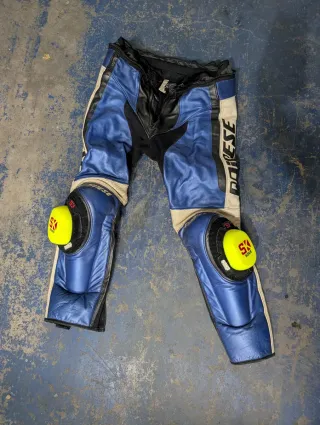 Mono Dainese piel azul y blanco