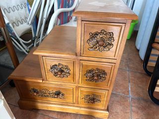 Mueble cajonero de madera con adornos