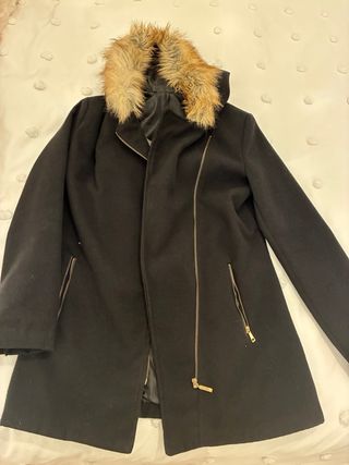 Abrigo negro con cuello de pelo