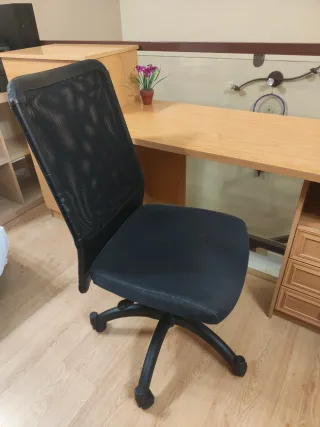 Silla de escritorio negra y marrón