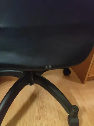 Silla de escritorio negra y marrón