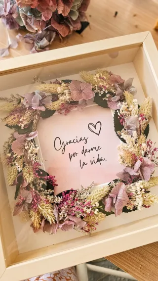 Arreglo flor preservada marco madera