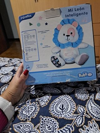León de peluche interactivo para bebés