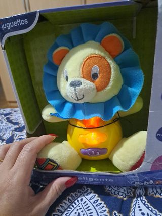 León de peluche interactivo para bebés