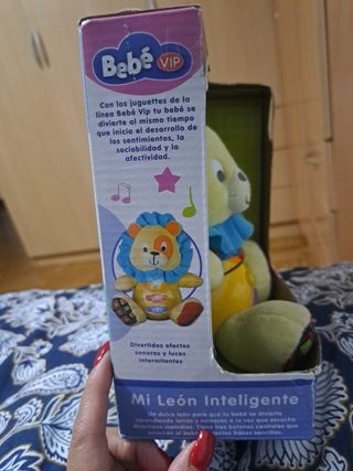 León de peluche interactivo para bebés