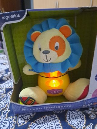 León de peluche interactivo para bebés