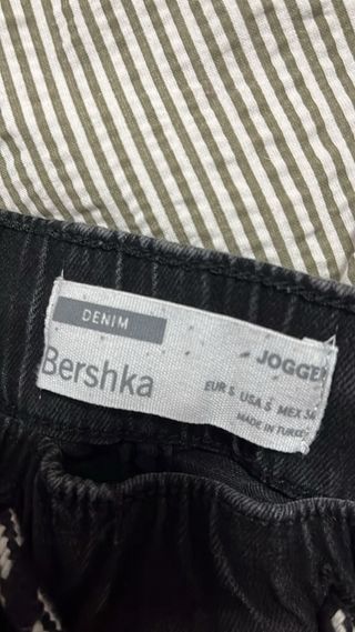 Pantalones Bershka negros rotos hombre