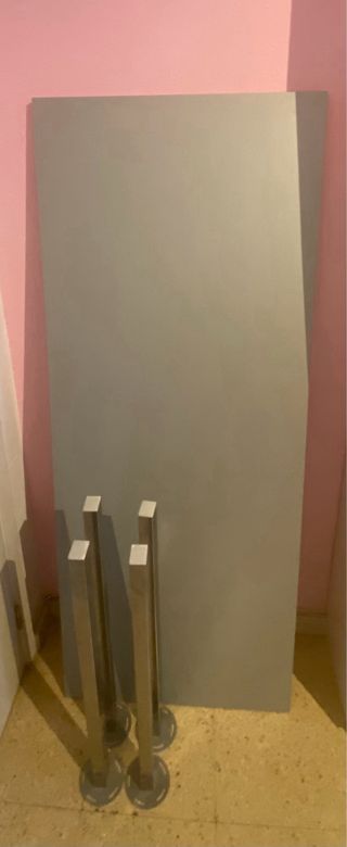 Escritorio y balda gris