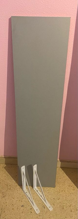 Escritorio y balda gris