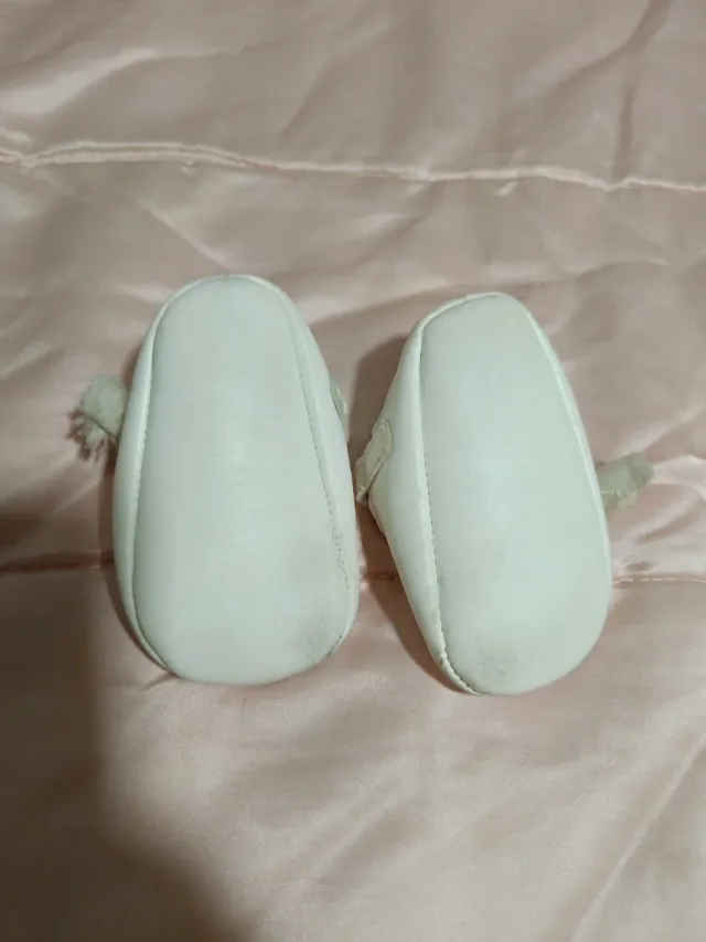 Zapatitos de bebé blancos