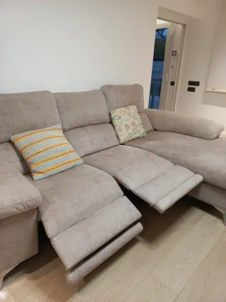 Sofá cheslong + 2 plazas motorizadas