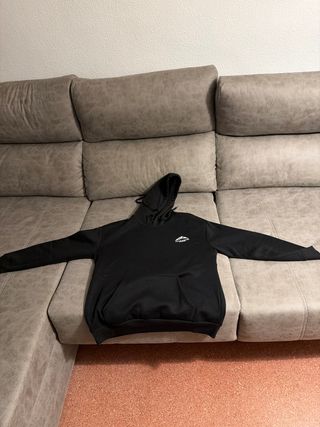 Sudadera con capucha negra