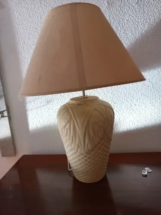 Lámpara y mesa recibidor diseño clásico