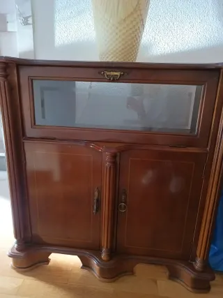 Lámpara y mesa recibidor diseño clásico