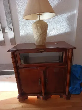 Lámpara y mesa recibidor diseño clásico