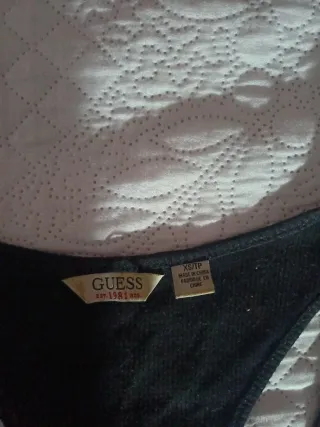 Top Guess Negro con Lentejuelas Doradas
