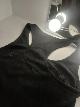 Top Guess Negro con Lentejuelas Doradas