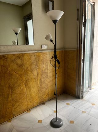 Lámpara de pie moderna gris y blanca